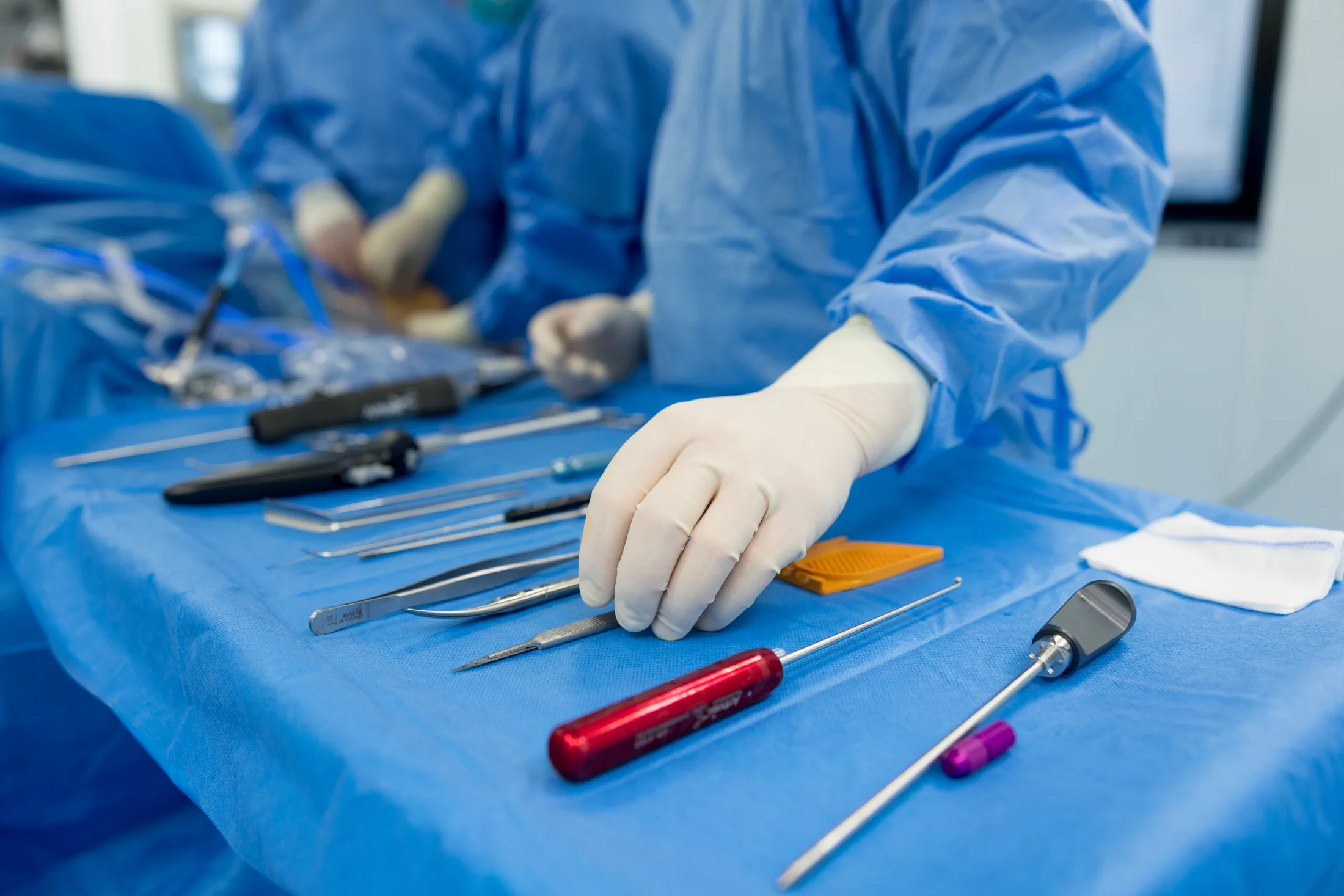 Narzędzia zabiegowe przygotowane w sali medical-space