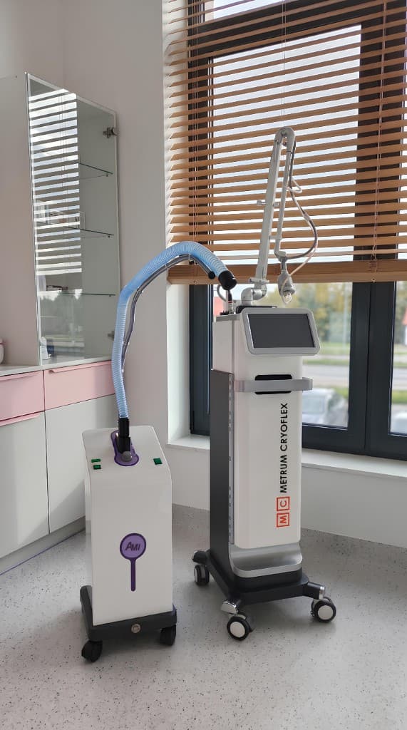 Laser chirurgiczny CO₂ Metrum Cryoflex przy oknie w gabinecie medical-space