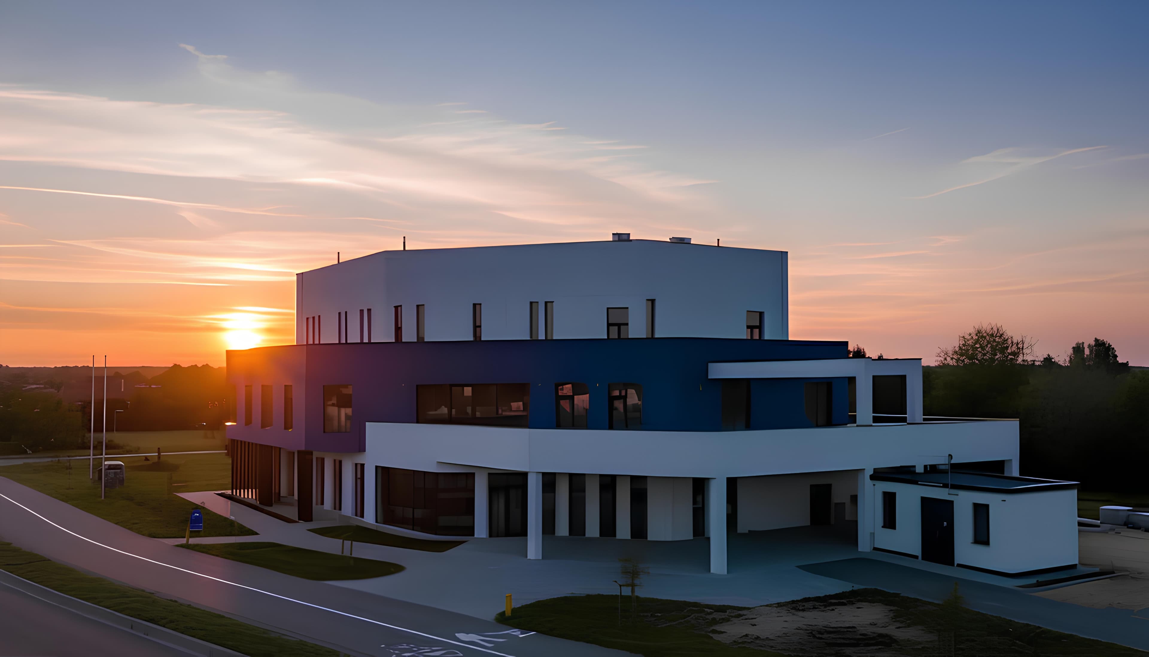 Budynek medical-space w Trzebownisku o zachodzie słońca