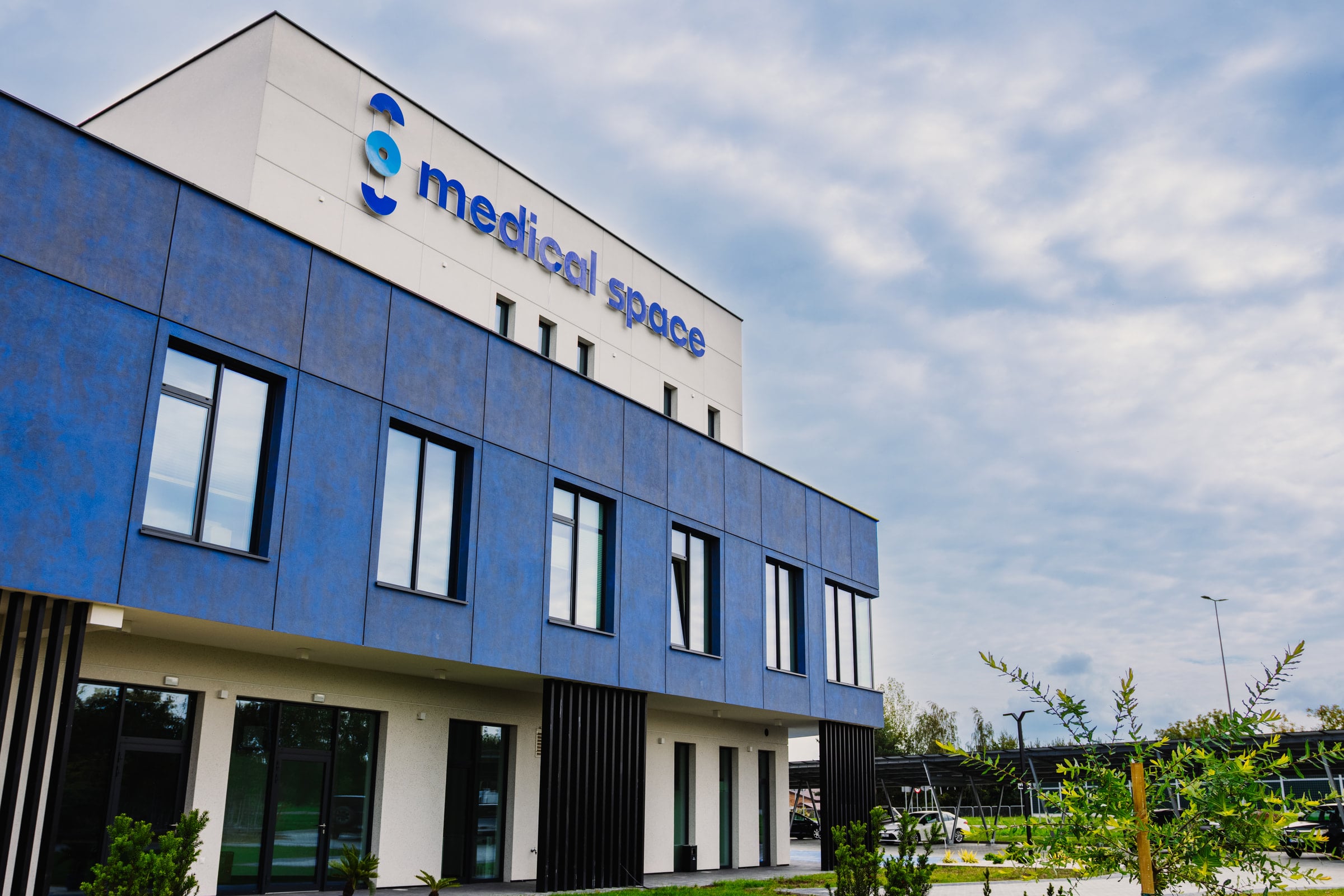 Frontowa elewacja medical-space w Trzebownisku widziana od strony wejścia