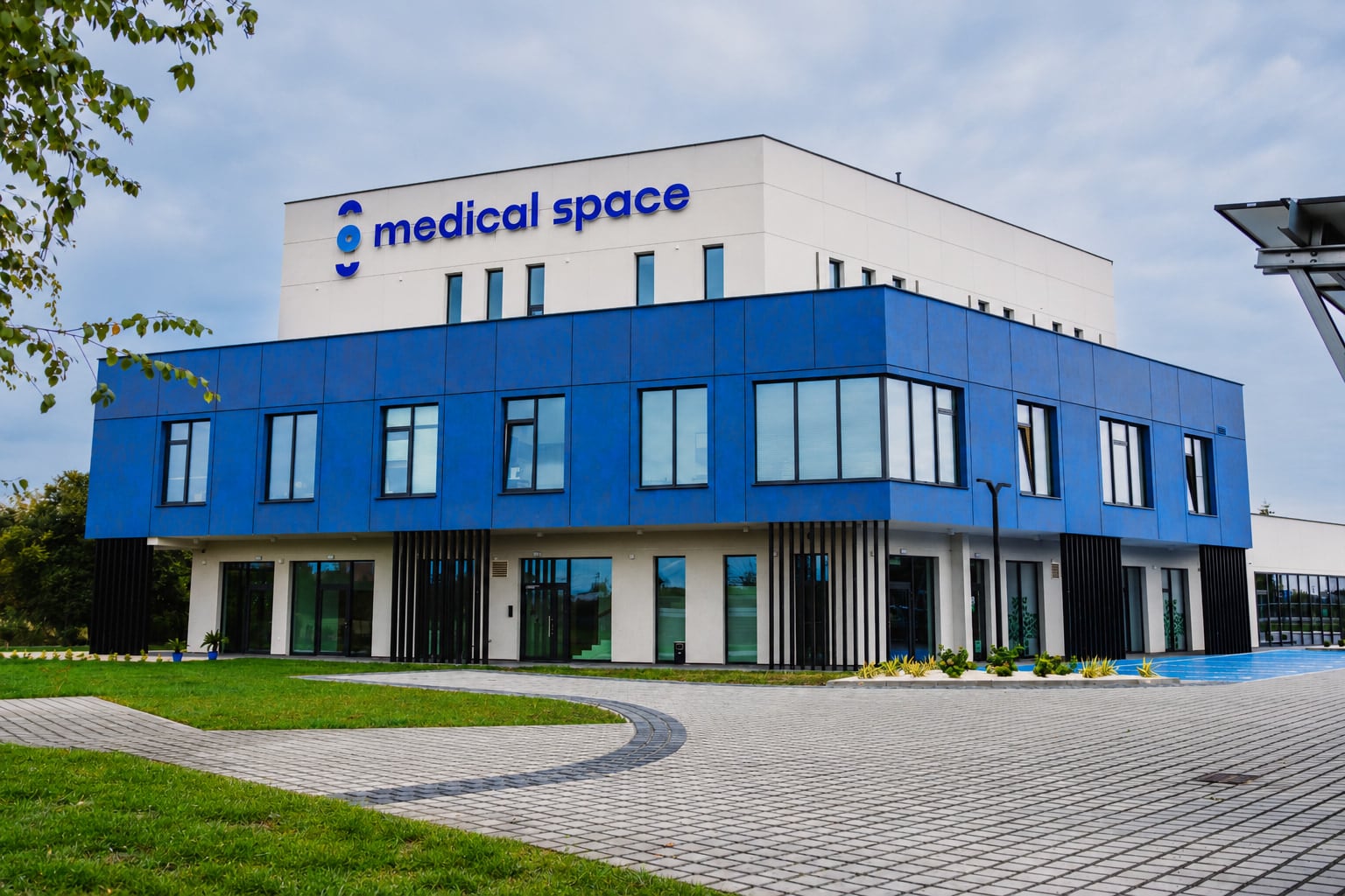 Frontowa elewacja medical-space w Trzebownisku widziana od strony wejścia