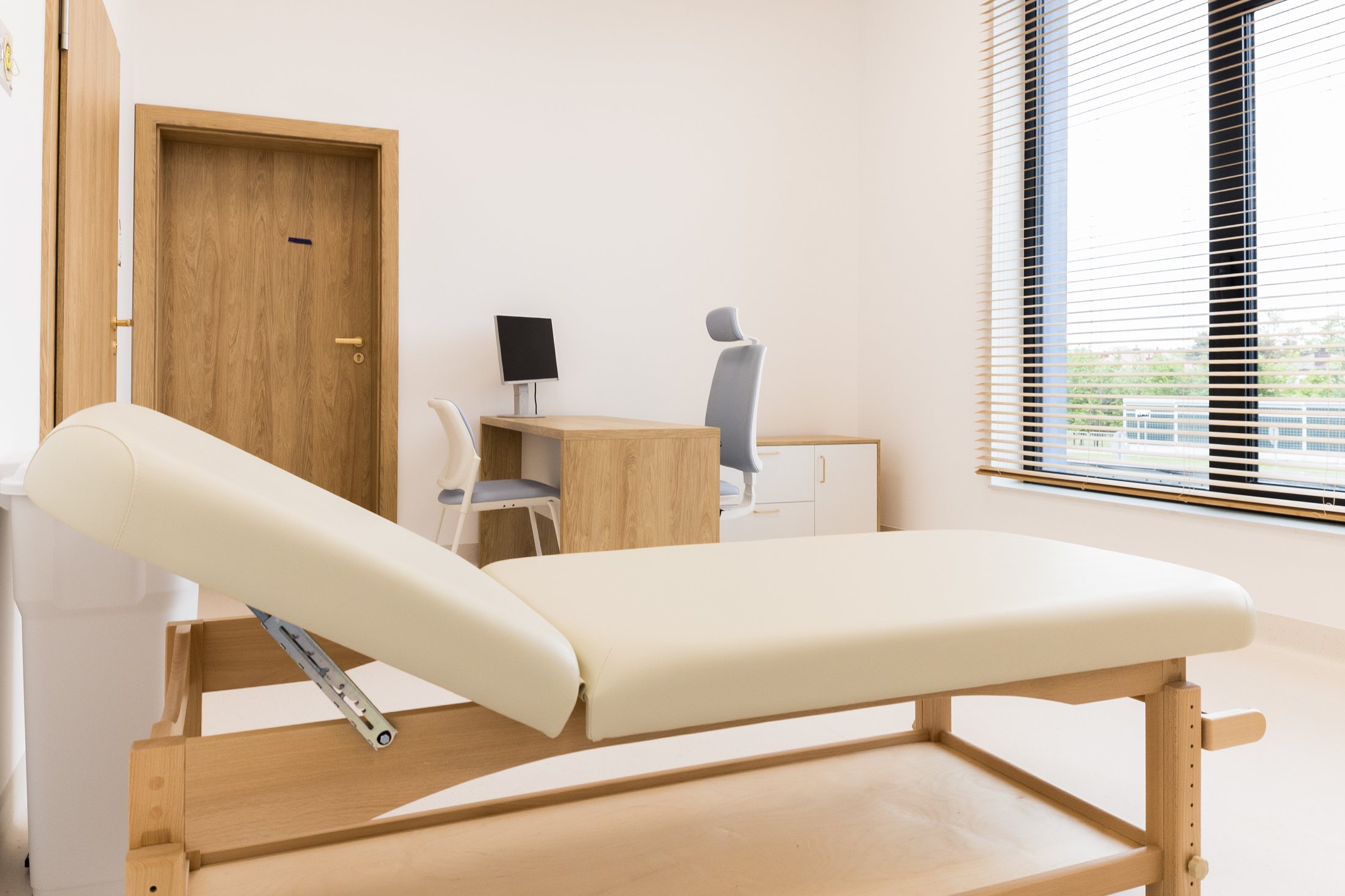 Jasny gabinet medical-space przygotowany do konsultacji