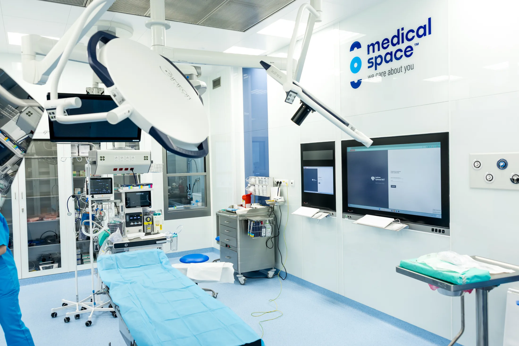 Sala operacyjna medical-space przygotowana do zabiegu ortopedycznego