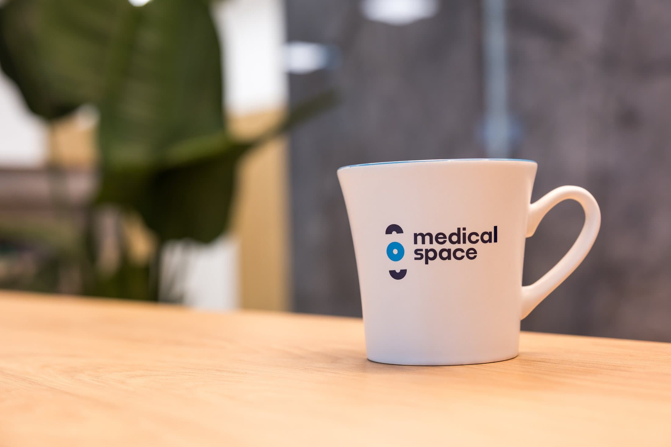 Kubek z logo medical-space na blacie w placówce