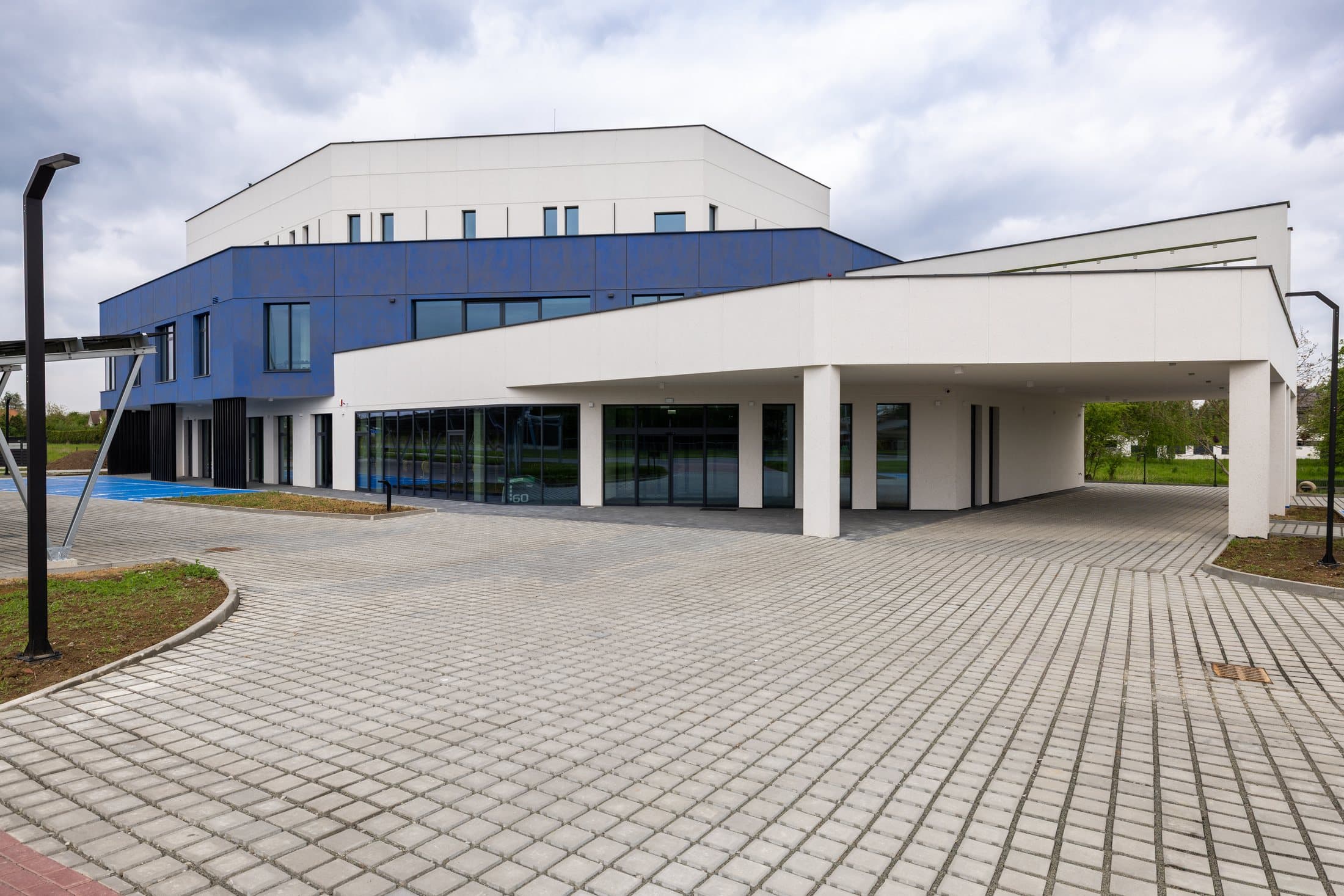Budynek medical-space i dojazd do wejścia w Trzebownisku