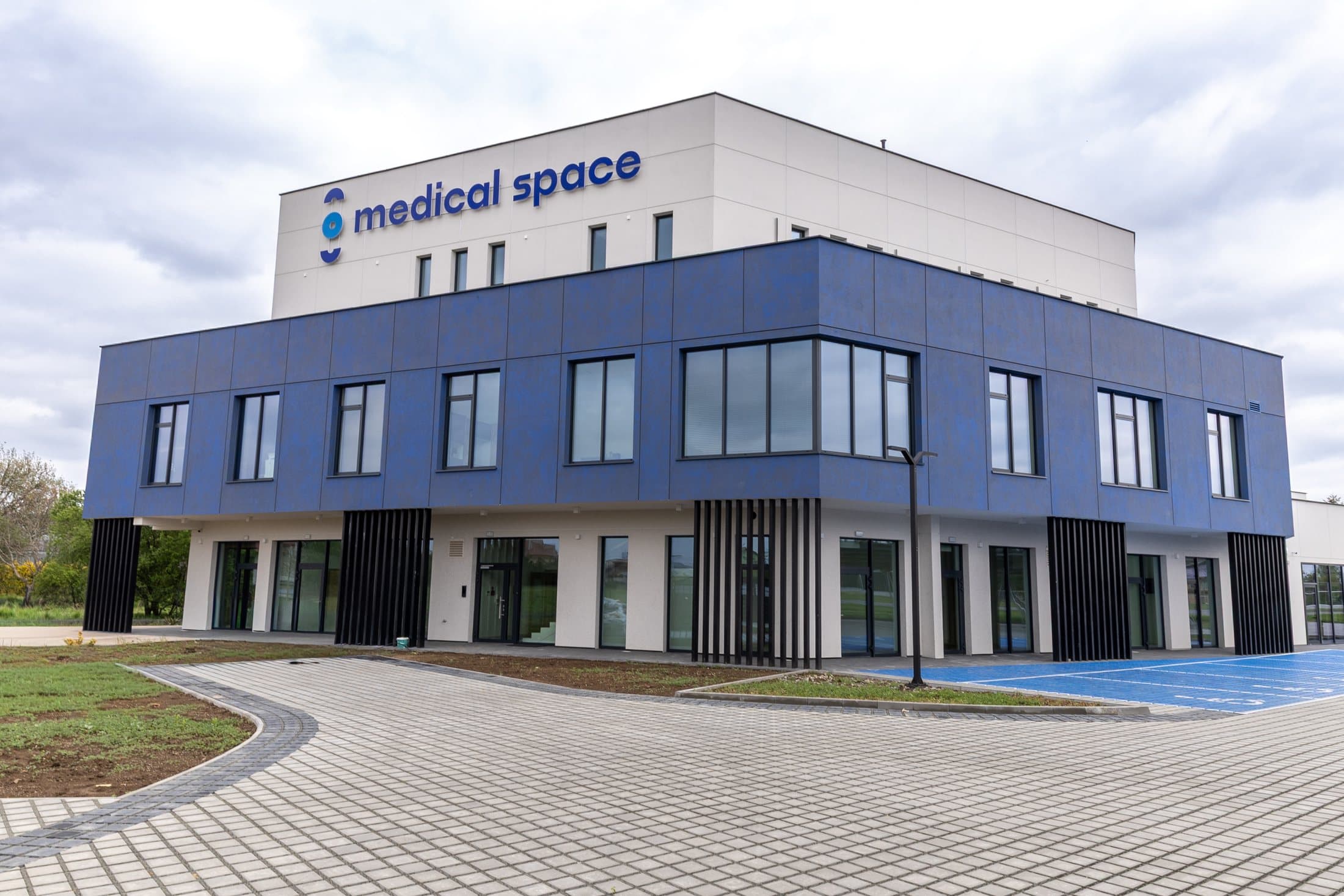 Budynek medical-space w Trzebownisku widoczny od strony wejścia