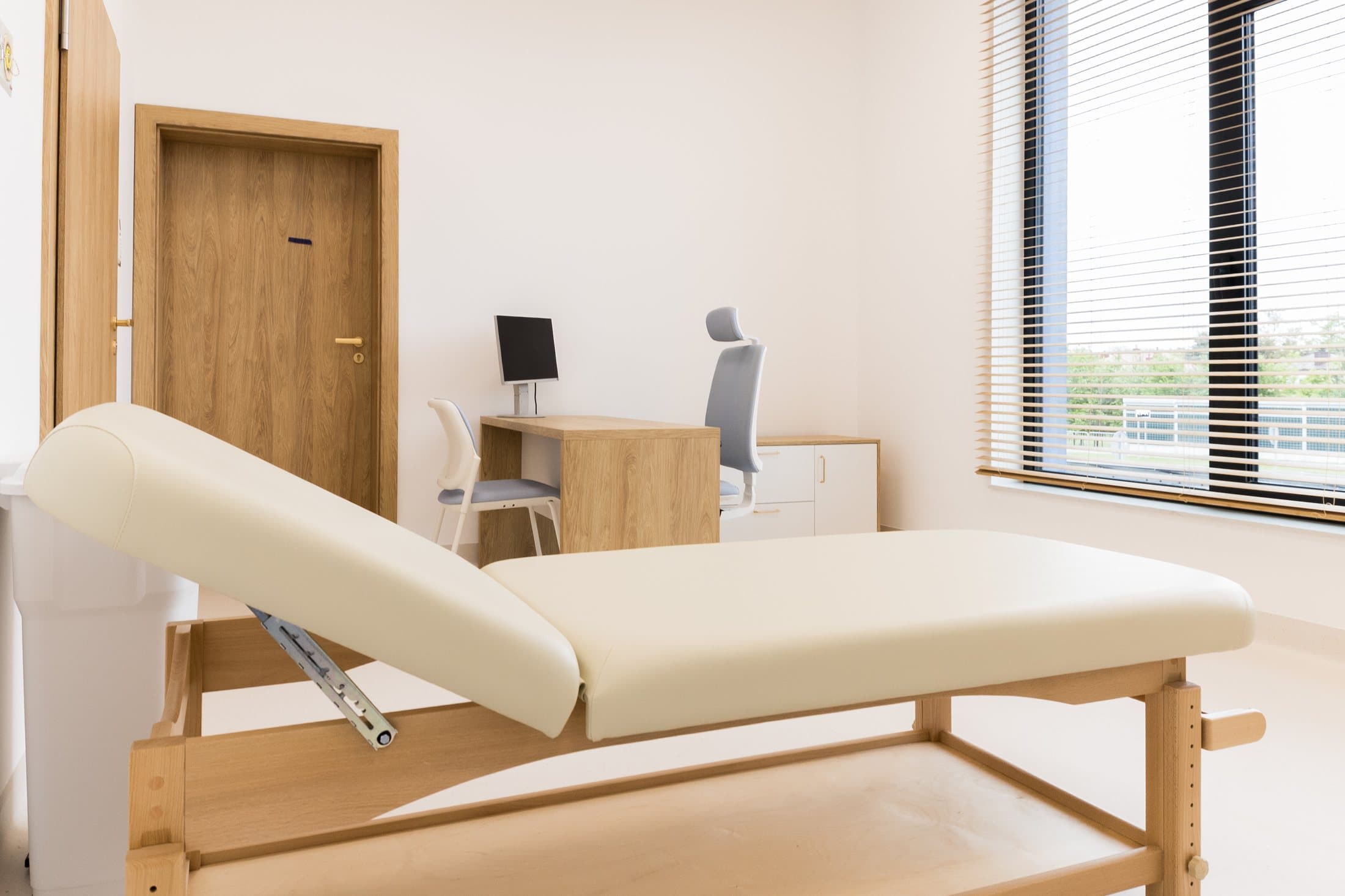 Jasny gabinet medical-space przygotowany do konsultacji