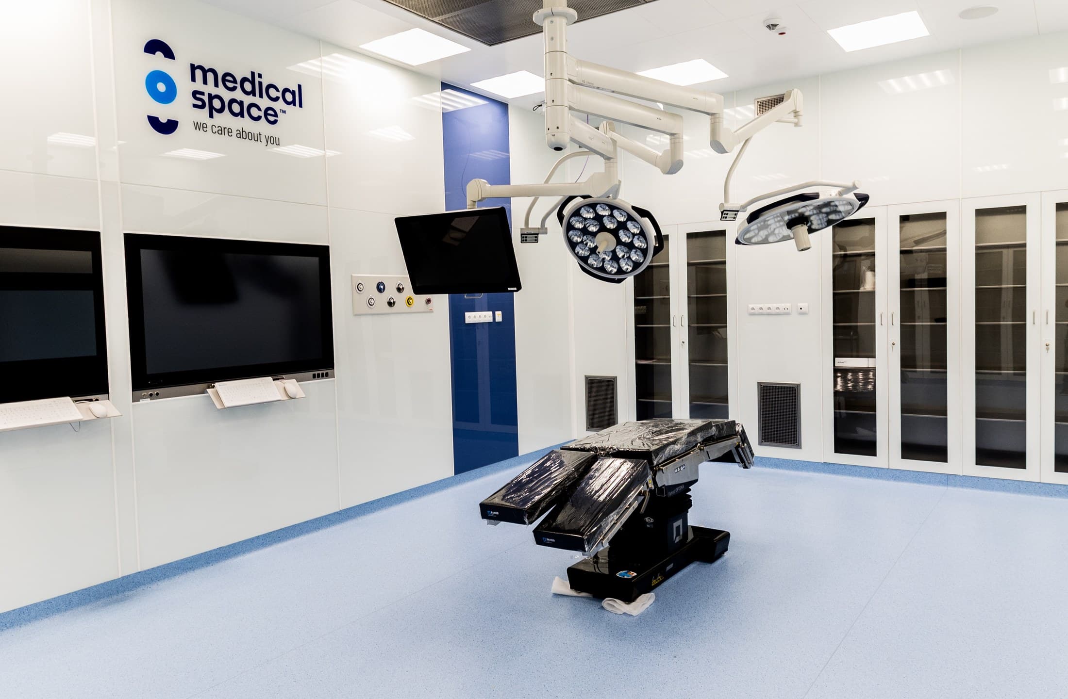 Sala medical-space z łóżkami i wyposażeniem oddziału